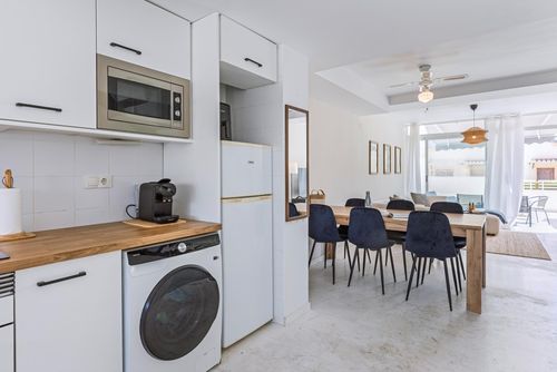 Casa Bruselas LT Heerlijk en comfortabel huis met gemeenschappelijk zwembad in Javea, Costa Blanca, Spanje voor 6 personen. Het huis is gelegen in een woonwijk, dichtbij restaurants, bars en winkels, en ligt op 500 m van Arenal Strand....