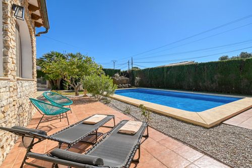 Casa Montana Maravilhosa e encantadora villa com piscina privada em Jávea, Costa Blanca, Espanha, para 10 pessoas. A casa está situada numa área residencial de praia, a 3 km da praia Cala de la Barraca, em Jávea....