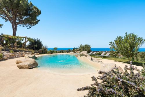 Villa Marchese Luxusvilla mit Privatpool in Capo d'Orlando, Sizilien, Italien für 10 Personen. Die Villa befindet sich in einer Wohngegend am Strand und ist 3 km vom Strand entfernt....