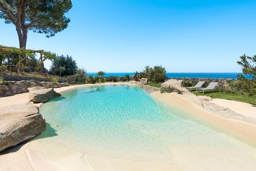 Villa Marchese Luxusvilla mit Privatpool in Capo d'Orlando, Sizilien, Italien für 10 Personen. Die Villa befindet sich in einer Wohngegend am Strand und ist 3 km vom Strand entfernt....