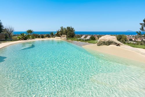 Villa Marchese Luxusvilla mit Privatpool in Capo d'Orlando, Sizilien, Italien für 10 Personen. Die Villa befindet sich in einer Wohngegend am Strand und ist 3 km vom Strand entfernt....