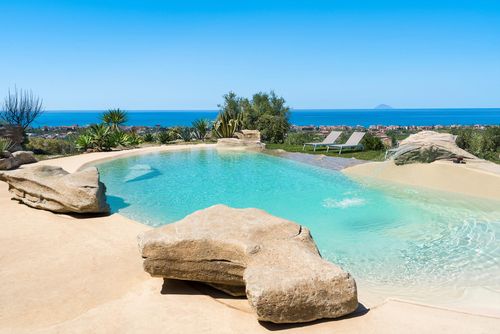 Villa Marchese Luxusvilla mit Privatpool in Capo d'Orlando, Sizilien, Italien für 10 Personen. Die Villa befindet sich in einer Wohngegend am Strand und ist 3 km vom Strand entfernt....