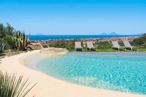 Villa Marchese Luxusvilla mit Privatpool in Capo d'Orlando, Sizilien, Italien für 10 Personen. Die Villa befindet sich in einer Wohngegend am Strand und ist 3 km vom Strand entfernt....