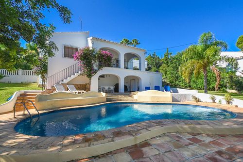 Casa Hedra Villa en Xàbia, Costa Blanca, España con piscina privada para 8 personas. La casa está situada en una zona residencial de playa y a 3 km de la playa de El Arenal, Xàbia....