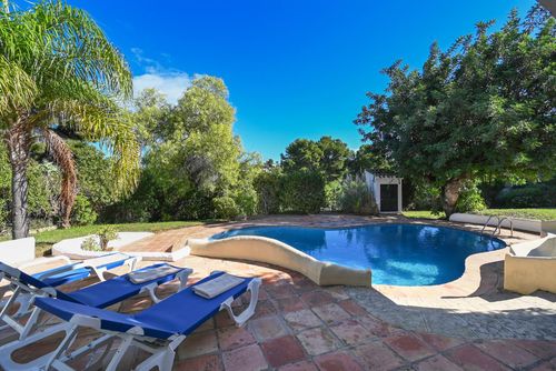 Casa Hedra Villa en Xàbia, Costa Blanca, España con piscina privada para 8 personas. La casa está situada en una zona residencial de playa y a 3 km de la playa de El Arenal, Xàbia....