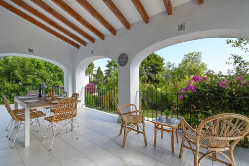 Casa Hedra Villa en Xàbia, Costa Blanca, España con piscina privada para 8 personas. La casa está situada en una zona residencial de playa y a 3 km de la playa de El Arenal, Xàbia....