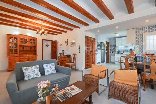 Casa Hedra Villa en Xàbia, Costa Blanca, España con piscina privada para 8 personas. La casa está situada en una zona residencial de playa y a 3 km de la playa de El Arenal, Xàbia....