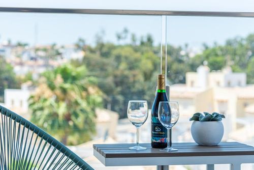 Palmera Apartment Valentino Golf Prekrasan i veseli apartman s zajedničkim bazenom u Orihuela Costi, Costa Blanca, Španija, za 4 osobe. Apartman se nalazi u brdskom stambenom području i blizu je restorana i barova....