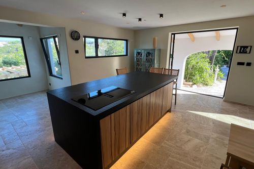 Casa Elenir Vakantiehuis in Javea, Costa Blanca, Spanje met een privézwembad voor 6 personen. Het huis heeft 3 slaapkamers en 4 badkamers....