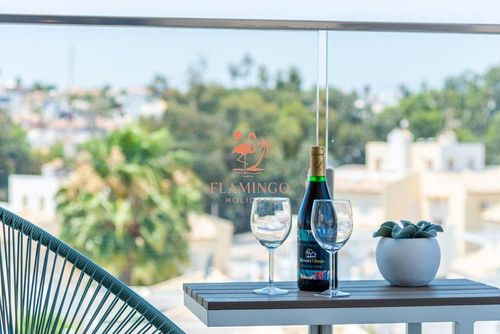 Palmera Apartment Valentino Golf winter Hermoso y alegre apartamento en Villamartín, Costa Blanca, España, con piscina comunitaria para 4 personas. El apartamento se encuentra en una zona residencial montañosa y cerca de restaurantes y bares....