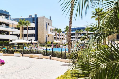 Flamenca Village Winter Großzügige und komfortable Wohnung in Orihuela Costa, Costa Blanca, Spanien, mit Gemeinschaftspool für 4 Personen. Die Wohnung befindet sich in einer Ferienanlage mit Bar und Restaurant, in einem Wohngebiet nahe dem Strand, unweit von Geschäften und Supermärkten sowie 1 km vom Strand entfernt....