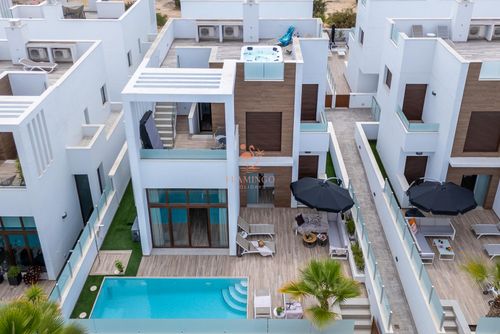 Laguna Beach Villa Oasis Winter Moderna y cómoda villa de lujo con piscina privada y comunitaria en Torrevieja, Costa Blanca, España, para 6 personas. La villa se encuentra en un complejo, cerca de restaurantes y bares, tiendas y supermercados, y a 4 km de la playa....