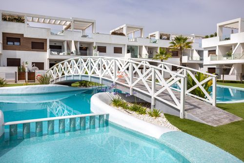 Laguna Beach Villa Oasis Winter Moderne en comfortabele luxe villa in Torrevieja, Costa Blanca, Spanje met privé en gemeenschappelijk zwembad voor 6 personen. De villa is gelegen in een resort, dicht bij restaurants en bars, winkels en supermarkten, en op 4 km van het strand....