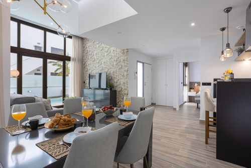 Laguna Beach Villa Oasis Winter Moderne en comfortabele luxe villa in Torrevieja, Costa Blanca, Spanje met privé en gemeenschappelijk zwembad voor 6 personen. De villa is gelegen in een resort, dicht bij restaurants en bars, winkels en supermarkten, en op 4 km van het strand....