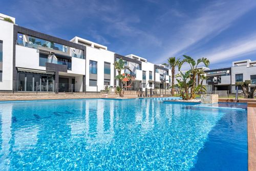 Oasis Beach Thaini Winter Apartamento moderno y cómodo con piscina comunitaria en Punta Prima, Costa Blanca, España, para 4 personas. El apartamento está situado en una zona costera y residencial, a 3 km de la playa de Playa Punta Prima....