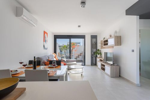 Oasis Beach Thaini Winter Apartamento moderno y cómodo con piscina comunitaria en Punta Prima, Costa Blanca, España, para 4 personas. El apartamento está situado en una zona costera y residencial, a 3 km de la playa de Playa Punta Prima....