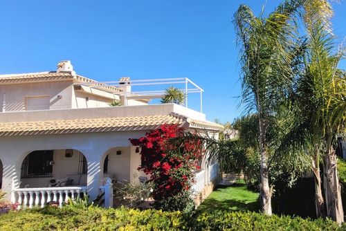 Villa Palmera Rustic and classic house in Orihuela Costa, Costa Blanca, Spain with communal pool for 3 persons. The house is situated close to restaurants and bars, shops, supermarkets and a tennis court, and it is 1 km from the beach....