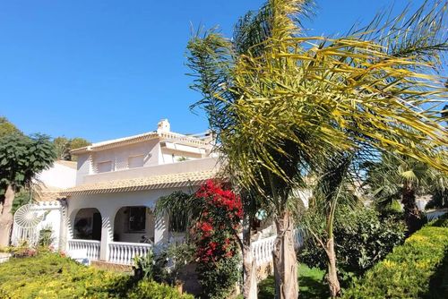 Villa Palmera Rustik og klassisk hus i Orihuela Costa, Costa Blanca, Spanien med fælles pool til 3 personer. Huset ligger tæt på restauranter og barer, butikker, supermarkeder og en tennisbane, og det er kun 1 km fra stranden....