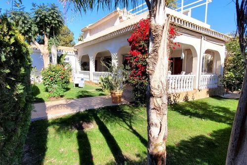 Villa Palmera Rustik og klassisk hus i Orihuela Costa, Costa Blanca, Spanien med fælles pool til 3 personer. Huset ligger tæt på restauranter og barer, butikker, supermarkeder og en tennisbane, og det er kun 1 km fra stranden....