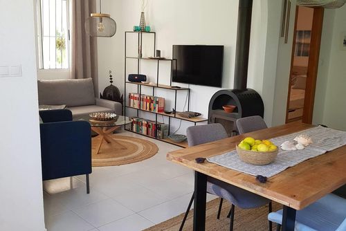 Villa Palmera Rustik og klassisk hus i Orihuela Costa, Costa Blanca, Spanien med fælles pool til 3 personer. Huset ligger tæt på restauranter og barer, butikker, supermarkeder og en tennisbane, og det er kun 1 km fra stranden....