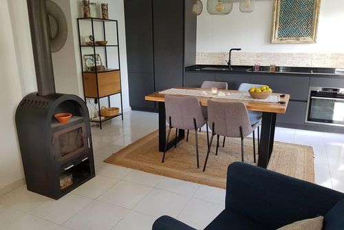 Villa Palmera Rustik og klassisk hus i Orihuela Costa, Costa Blanca, Spanien med fælles pool til 3 personer. Huset ligger tæt på restauranter og barer, butikker, supermarkeder og en tennisbane, og det er kun 1 km fra stranden....