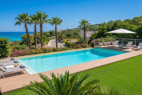 Villa Buen Neguit Golf y Mar Villa in Sitges, Costa Dorada, Spanje met privézwembad voor 10 personen. Het huis is gelegen in een heuvelachtige en residentiële strandzone....
