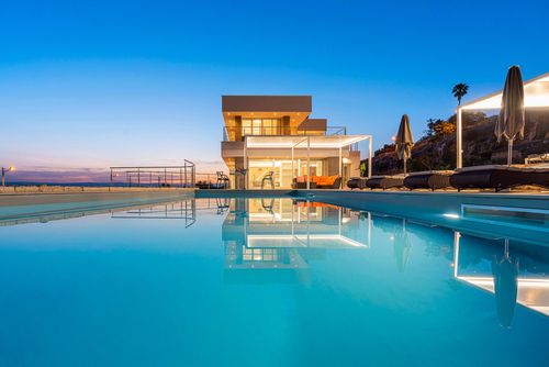 Villa Pillirina Villa de luxe à Plemmirio, Sicile, Italie, avec piscine chauffée pour 13 personnes. La villa est située dans un quartier résidentiel en bord de mer....