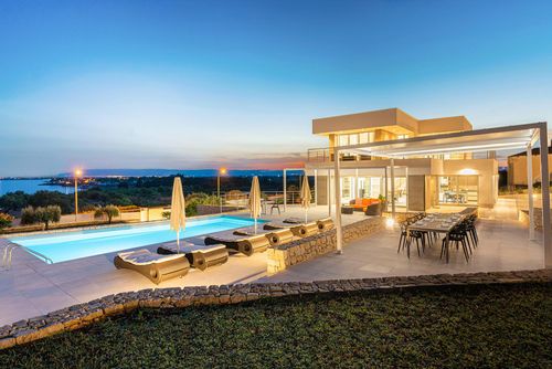 Villa Pillirina Villa de luxe à Plemmirio, Sicile, Italie, avec piscine chauffée pour 13 personnes. La villa est située dans un quartier résidentiel en bord de mer....