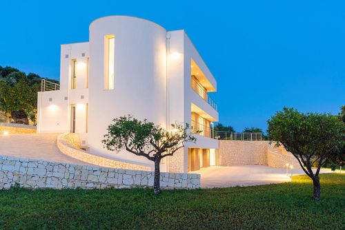 Villa Pillirina Villa de luxe à Plemmirio, Sicile, Italie, avec piscine chauffée pour 13 personnes. La villa est située dans un quartier résidentiel en bord de mer....