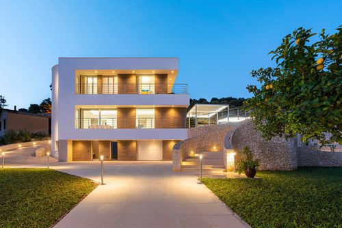 Villa Pillirina Luxury villa in Plemmirio, Sicily, Italy with heated pool for 13 persons. The villa is situated in a residential beach area....