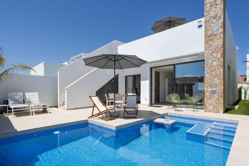 Villa Feliz Geweldige en luxueuze villa in San Javier, Costa Cálida, Spanje met verwarmd zwembad voor 6 personen. De villa is gelegen in een landelijke strandgebied en ligt op 3 km van het strand....
