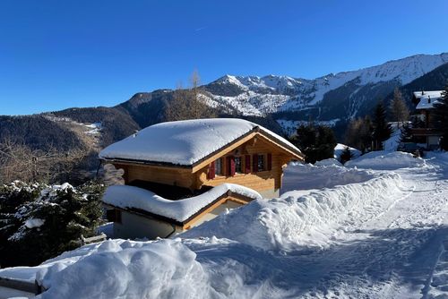 Chalet Brunello Maison de vacances classique et confortable à La Tzoumaz, 4 Vallées, en Suisse, pour 6 personnes. La maison est située dans une région montagneuse, à 50 m des pistes de ski et à 50 m du téléphérique....