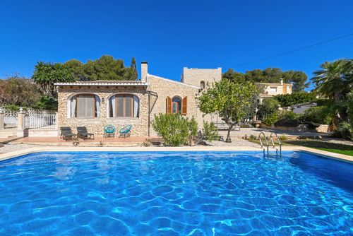 Casa Montana 8 pax Merveilleuse et charmante villa à Jávea, Costa Blanca, Espagne avec piscine privée pour 8 personnes. La maison est située dans un quartier résidentiel de plage, à 3 km de la plage Cala de la Barraca, Jávea....