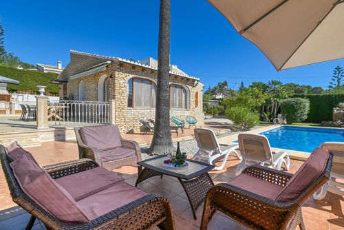 Casa Montana 6 pax Prachtige en charmante villa in Javea, Costa Blanca, Spanje met privézwembad voor 6 personen. Het huis is gelegen in een residentiële strandomgeving en op 3 km van Cala de la Barraca, het strand van Javea....