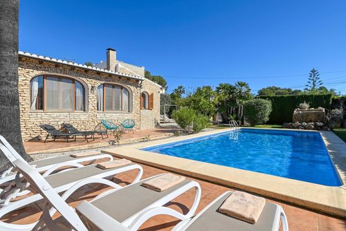 Casa Montana 4 pax Merveilleuse et charmante villa à Javea, Costa Blanca, Espagne avec piscine privée pour 4 personnes. La maison est située dans un quartier résidentiel de plage, à 3 km de la plage de Cala de la Barraca, Javea....
