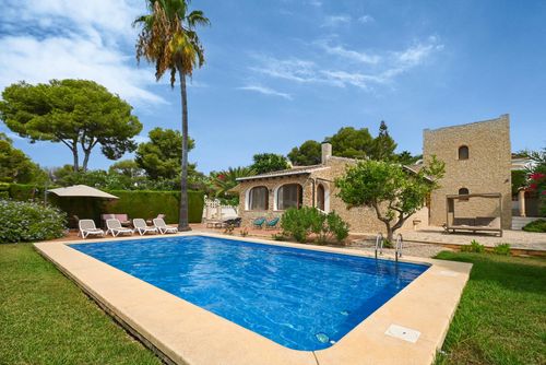 Casa Montana 4 pax Maravillosa y encantadora villa en Jávea, Costa Blanca, España con piscina privada para 4 personas. La casa está situada en una zona residencial de playa y a 3 km de la playa Cala de la Barraca, Jávea....