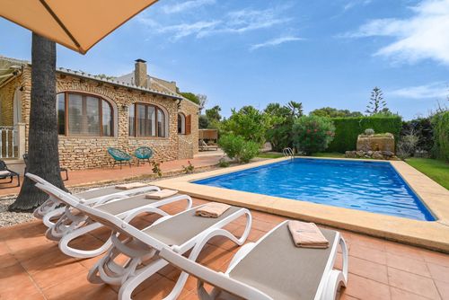 Casa Montana 4 pax Prachtige en gezellige villa in Javea, Costa Blanca, Spanje met een privézwembad voor 4 personen. Het huis is gelegen in een residentiële strandomgeving en op 3 km van Cala de la Barraca, het strand van Javea....