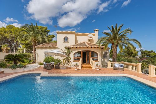 Villa Calara Villa en Javea, Costa Blanca, España para 6 personas.  La villa cuenta con 3 dormitorios y 3 baños, distribuidos en 2 niveles....