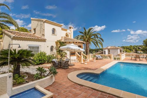 Villa Calara Villa in Javea, Costa Blanca, Spanien für 6 Personen. Die Villa verfügt über 3 Schlafzimmer und 3 Badezimmer, verteilt auf 2 Ebenen....