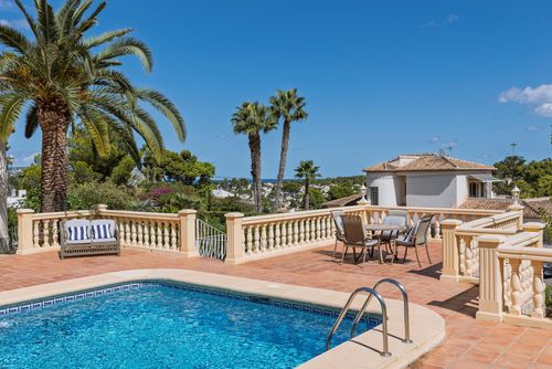 Villa Calara LT Villa en Javea, Costa Blanca, España, con piscina privada para 6 personas. La villa cuenta con 3 dormitorios y 3 baños, distribuidos en 2 niveles....
