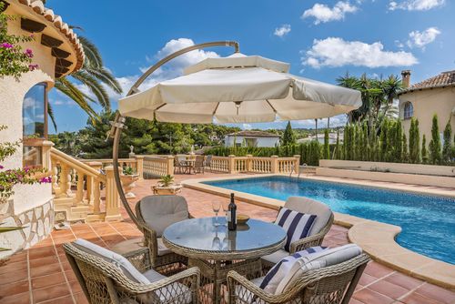 Villa Calara LT Villa in Javea, Costa Blanca, Spanje met privézwembad voor 6 personen. De villa heeft 3 slaapkamers en 3 badkamers, verdeeld over 2 niveaus....
