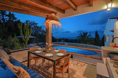 Shambala 4 pax Prachtige en comfortabele villa met privézwembad in Denia, Costa Blanca, Spanje voor 4 personen. Het huis is gelegen in een residentiële strandwijk, dicht bij een tennisbaan, op 3 km van het strand Las Marinas, Denia en op 5 km van Xàbia....
