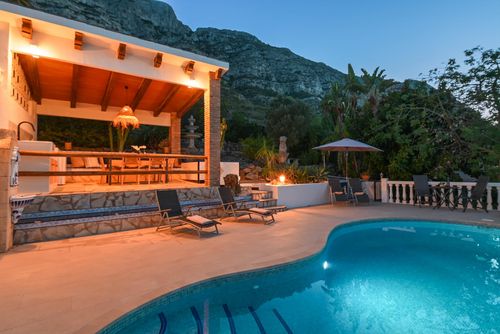 Shambala 4 pax Magnifique et confortable villa avec piscine privée à Denia, Costa Blanca, Espagne pour 4 personnes. La maison est située dans une zone résidentielle de plage, proche d'un court de tennis, à 3 km de Las Marinas, plage de Denia et à 5 km de Javea....