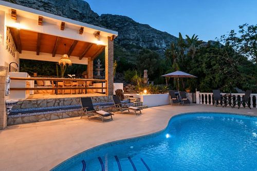 Villa Shambala 4 pax: Denia, Costa Blanca, España. Vista nocturna, Cocina exterior, Comedor al aire libre y Piscina