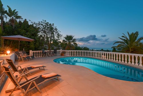 Shambala 4 pax Prachtige en comfortabele villa met privézwembad in Denia, Costa Blanca, Spanje voor 4 personen. Het huis is gelegen in een residentiële strandwijk, dicht bij een tennisbaan, op 3 km van het strand Las Marinas, Denia en op 5 km van Xàbia....