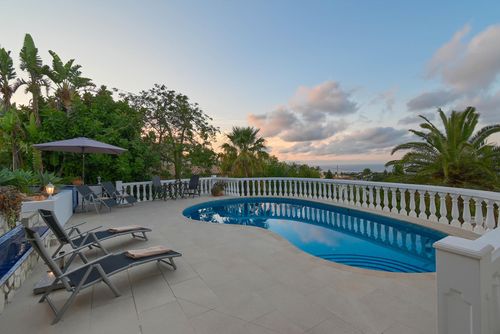 Shambala Winter Maravillosa y cómoda villa con piscina privada en Denia, Costa Blanca, España para 8 personas. La casa está situada en una zona residencial de playa, cerca de una pista de tenis, a 3 km de Las Marinas, playa de Denia y a 5 km de Jávea....