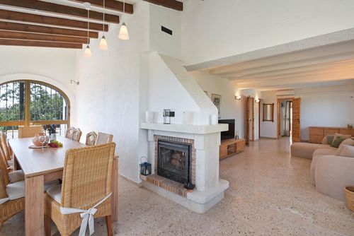 Shambala Winter Wunderbare und komfortable Villa in Denia, Costa Blanca, Spanien, mit privatem Pool für 8 Personen. Das Haus liegt in einem Wohngebiet am Strand, in der Nähe eines Tennisplatzes, 3 km von Las Marinas, Denia Strand, und 5 km von Xàbia entfernt....