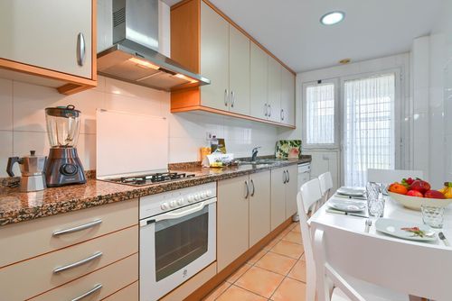 Jardines de Toledo Winter Maravilloso y confortable apartamento con piscina comunitaria en Jávea, Costa Blanca, España para 5 personas. El apartamento está situado en una zona residencial de playa, cerca de restaurantes y bares, tiendas, supermercados y una pista de tenis, a 1 km de la playa del Arenal y a 1 km del Mar Mediterráneo....