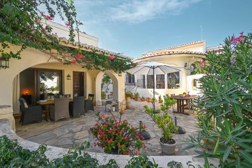La Siesta Beautiful and comfortable villa in Jávea, Costa Blanca, Spain with private pool for 6 persons. The house is situated in a residential beach area, close to supermarkets and 2 km from Playa Ambolo, Jávea beach....
