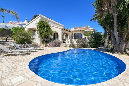 La Siesta Hermosa y cómoda villa con piscina privada en Jávea, Costa Blanca, España para 6 personas. La casa está situada en una zona residencial de playa, cerca de supermercados y a 2 km de Playa Ambolo, playa de Jávea....